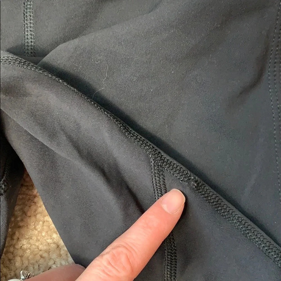 Lululemon gray/black crops sz 6 - Picture 7 of 7